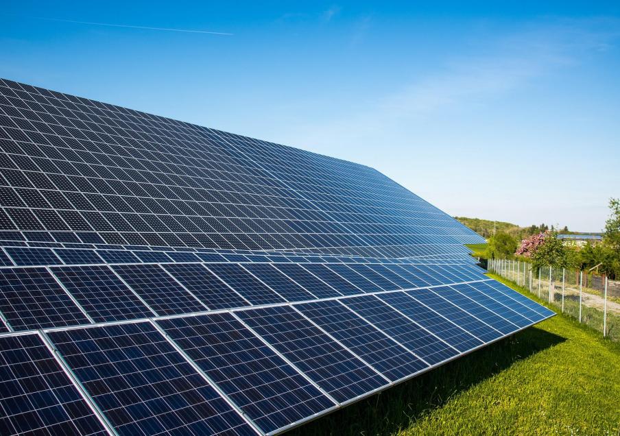 Plaques photovoltaïques dans un champ