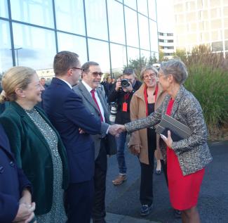 Accueil de Madame la Première Ministre Elisabeth Borne à l'Institut d'Optique par Alain Aspect