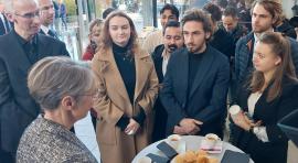 Madame la Première Ministre Elisabeth Borne en discussion avec des étudiantes et des étudiants de SupOptique